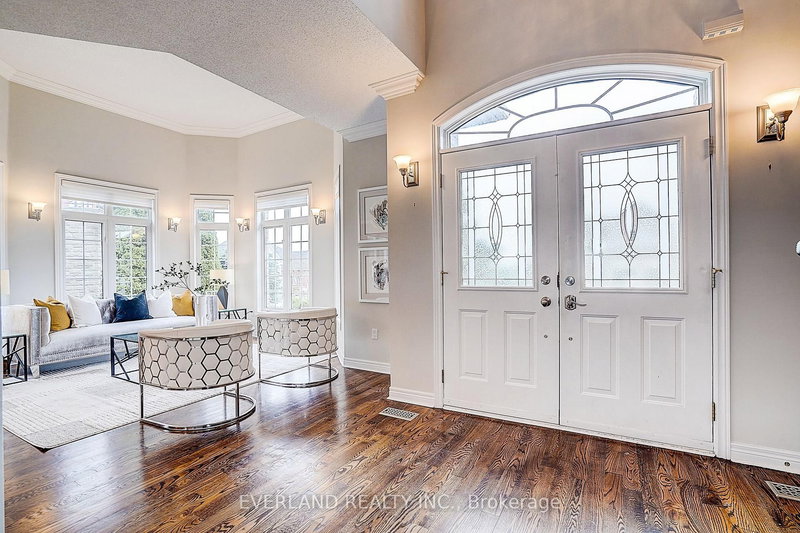922 Best Circ, Newmarket, L3X 2H8 | Image 2