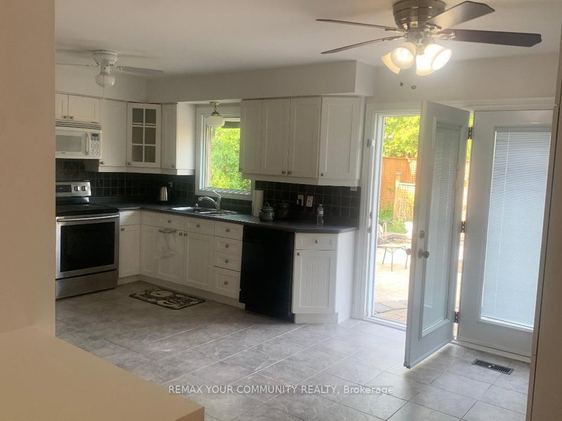 Main Floor - 371 Selby Cres, Newmarket, L3Y 6E2 | Image 2