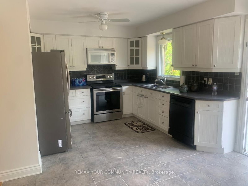 Main Floor - 371 Selby Cres, Newmarket, L3Y 6E2 | Image 3