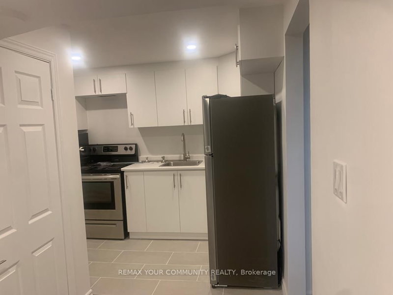 Basement - 371 Selby Cres, Newmarket, L3Y 6E2 | Image 2