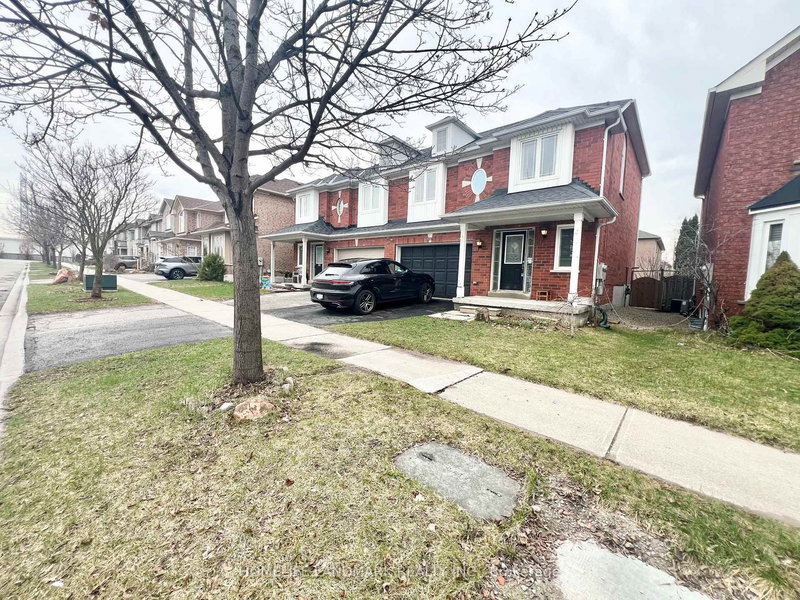 24 Holmwood St, Richmond Hill, L4B 4K4 | Image 2