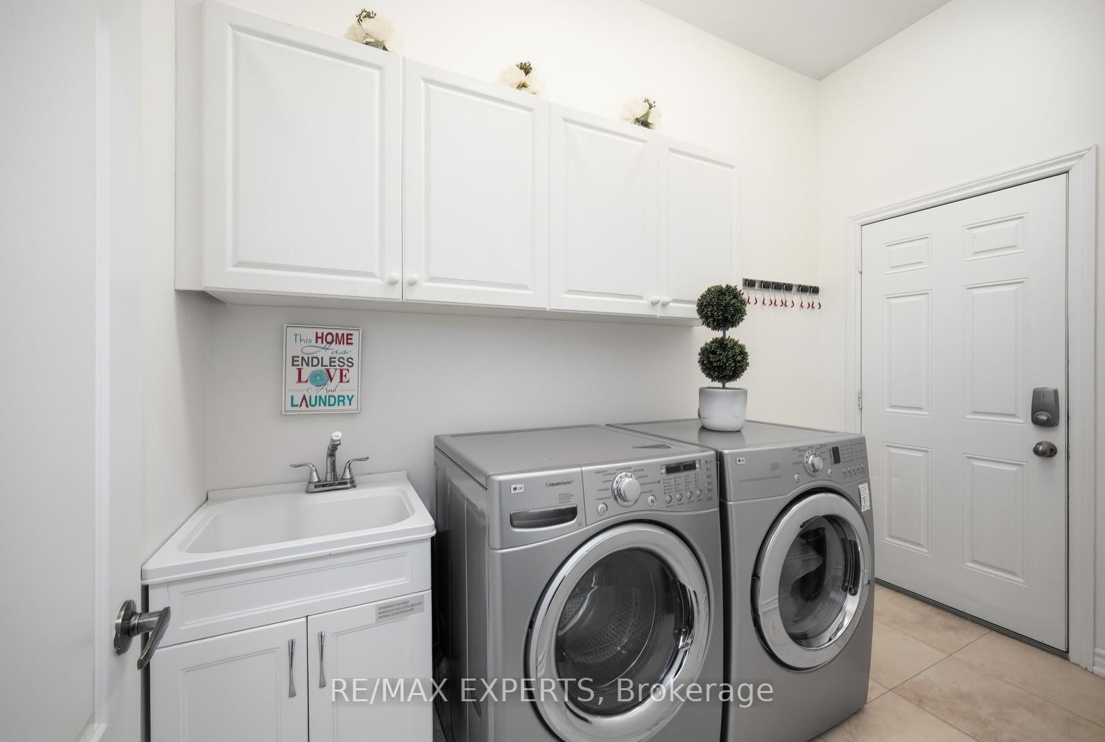 Detached House for sale at 11 Collier Crescent, Essa, Ontario, L3W 0M7 - Angus - MLS: N13011356