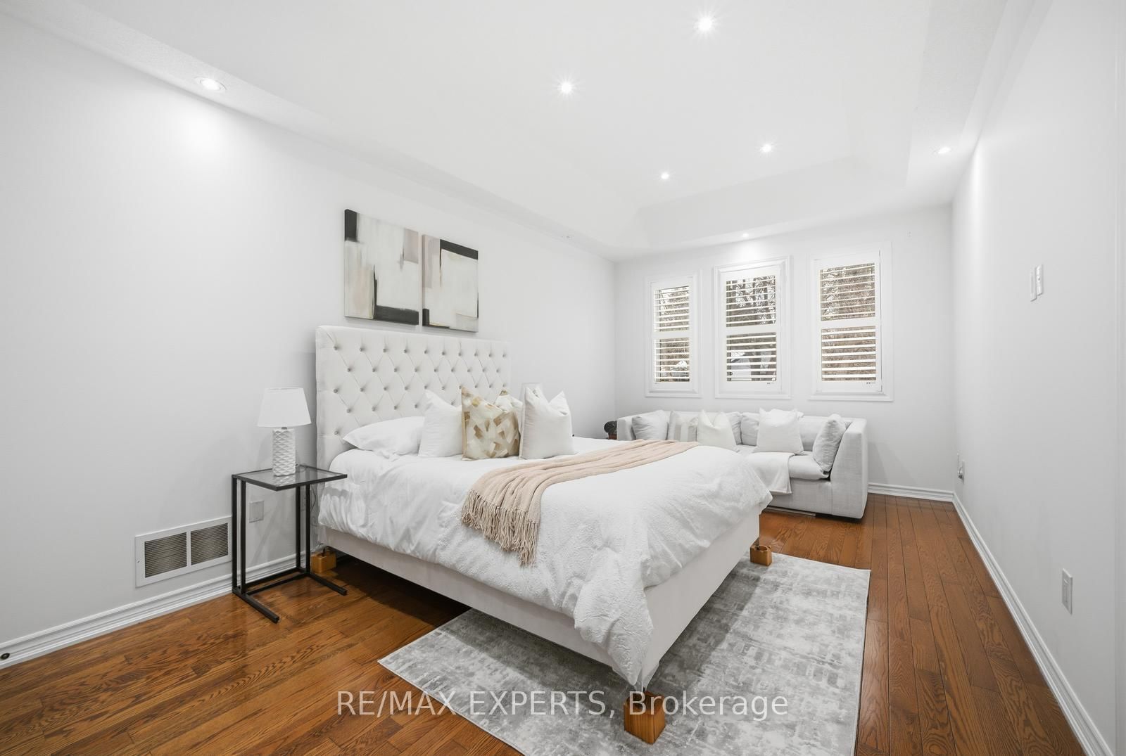 Detached House for sale at 11 Collier Crescent, Essa, Ontario, L3W 0M7 - Angus - MLS: N13011356