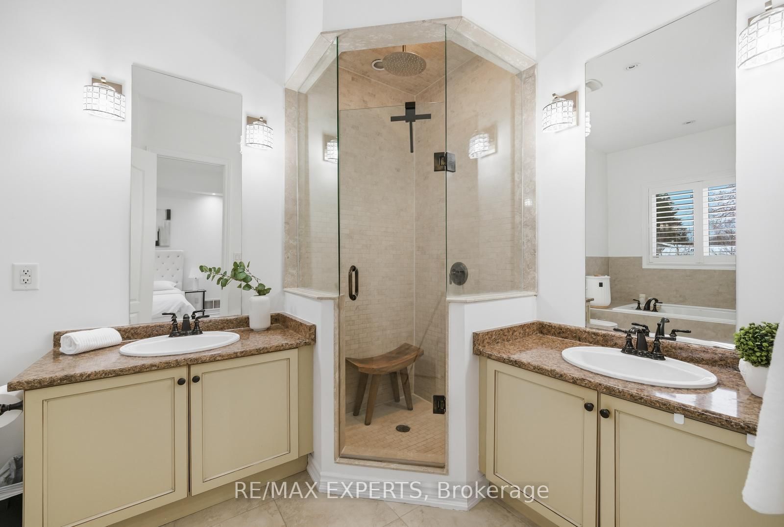 Detached House for sale at 11 Collier Crescent, Essa, Ontario, L3W 0M7 - Angus - MLS: N13011356