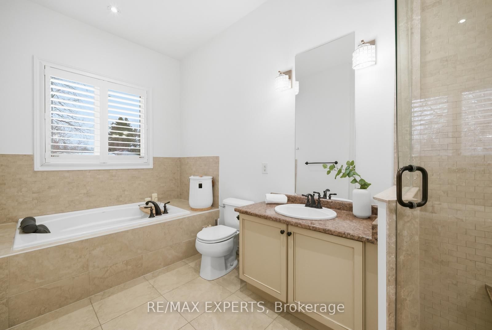 Detached House for sale at 11 Collier Crescent, Essa, Ontario, L3W 0M7 - Angus - MLS: N13011356