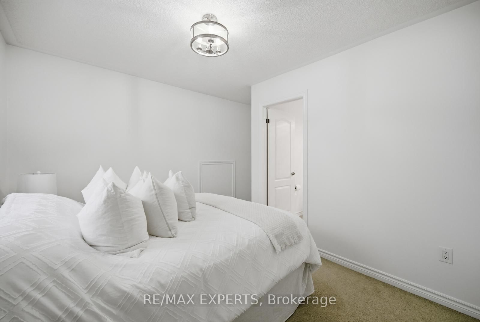 Detached House for sale at 11 Collier Crescent, Essa, Ontario, L3W 0M7 - Angus - MLS: N13011356