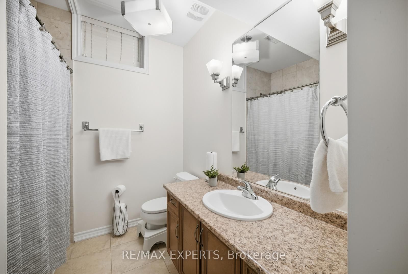 Detached House for sale at 11 Collier Crescent, Essa, Ontario, L3W 0M7 - Angus - MLS: N13011356