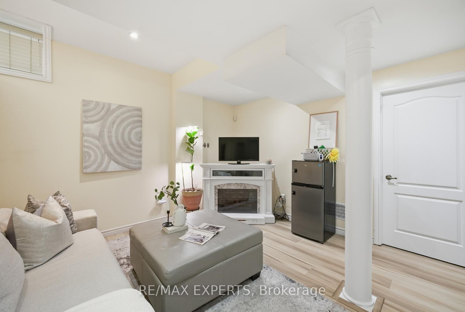 Detached House for sale at 11 Collier Crescent, Essa, Ontario, L3W 0M7 - Angus - MLS: N13011356