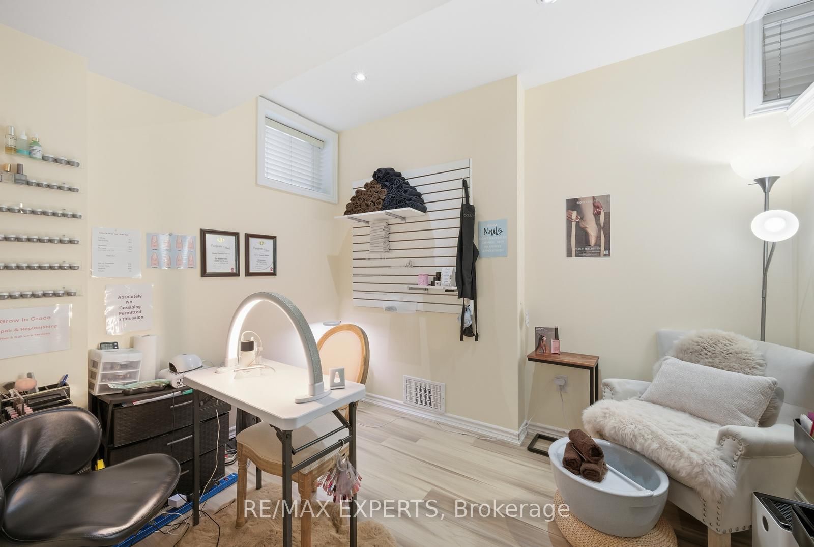 Detached House for sale at 11 Collier Crescent, Essa, Ontario, L3W 0M7 - Angus - MLS: N13011356