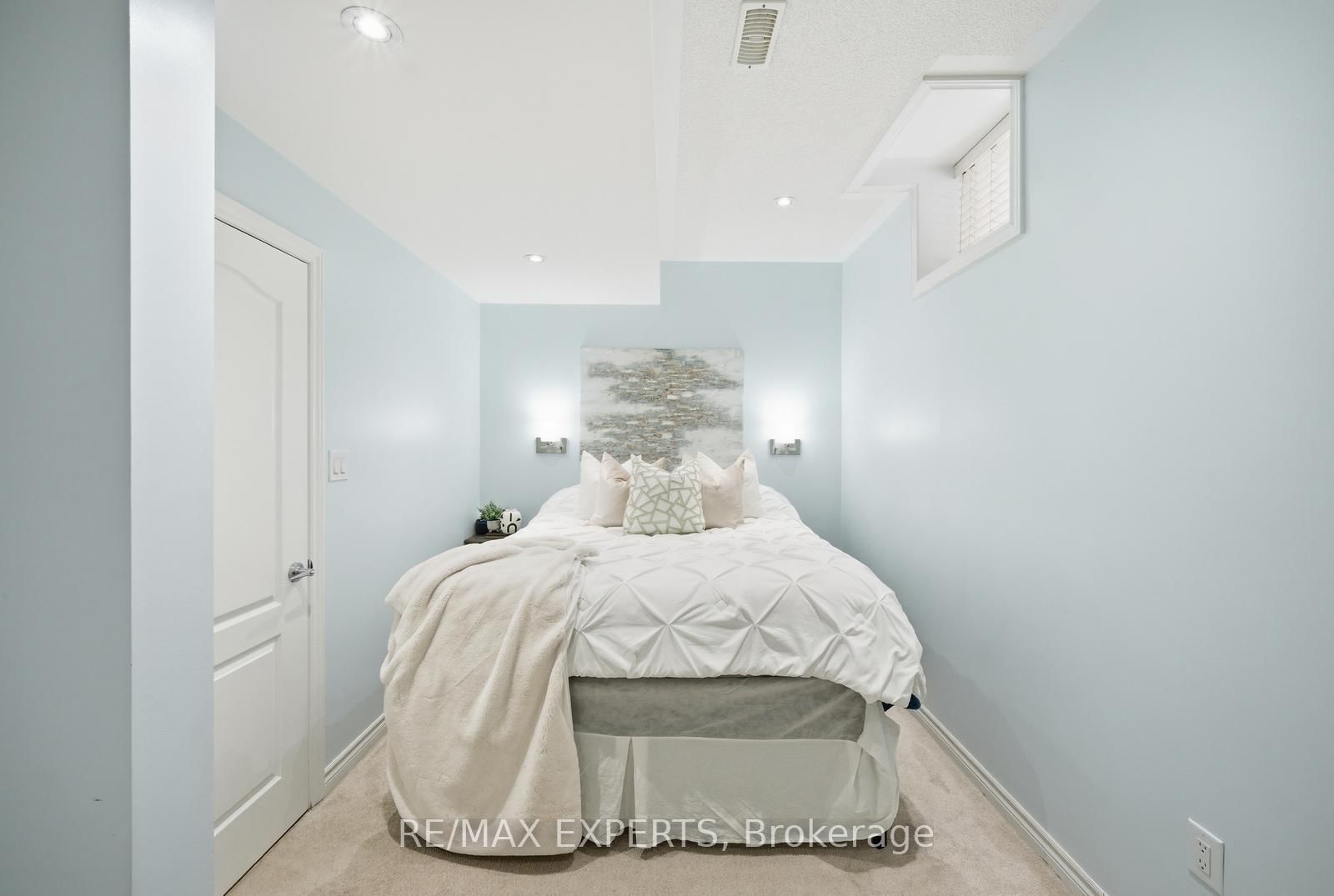 Detached House for sale at 11 Collier Crescent, Essa, Ontario, L3W 0M7 - Angus - MLS: N13011356