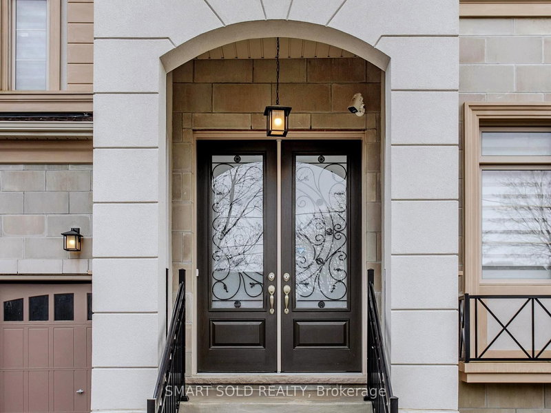 209 Hillsview Dr, Richmond Hill, L4C 4L8 | Image 2