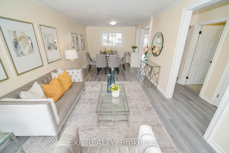 22 Jones Crt, Aurora, L4G 2B8 | Image 3