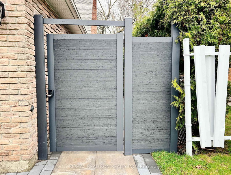 BSMT - 14 Canadiana Dr, Markham, L3T 2Y6 | Image 2