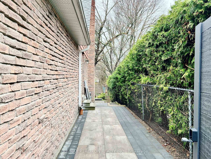 BSMT - 14 Canadiana Dr, Markham, L3T 2Y6 | Image 3