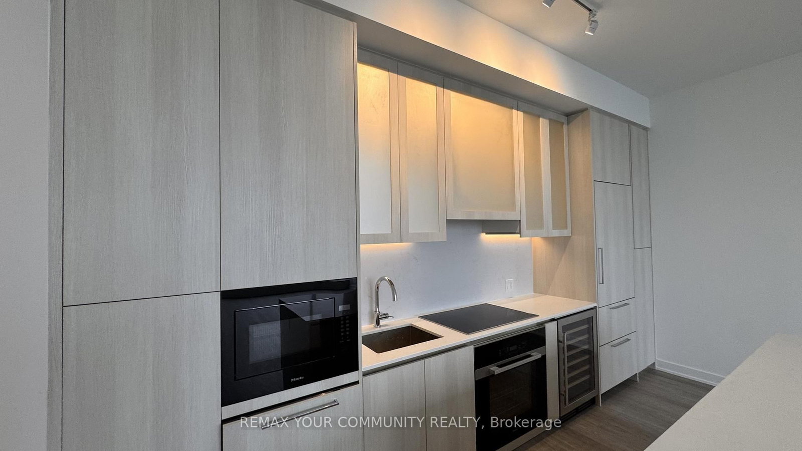 8188 Yonge Street, Unit 1004 - Photo 5