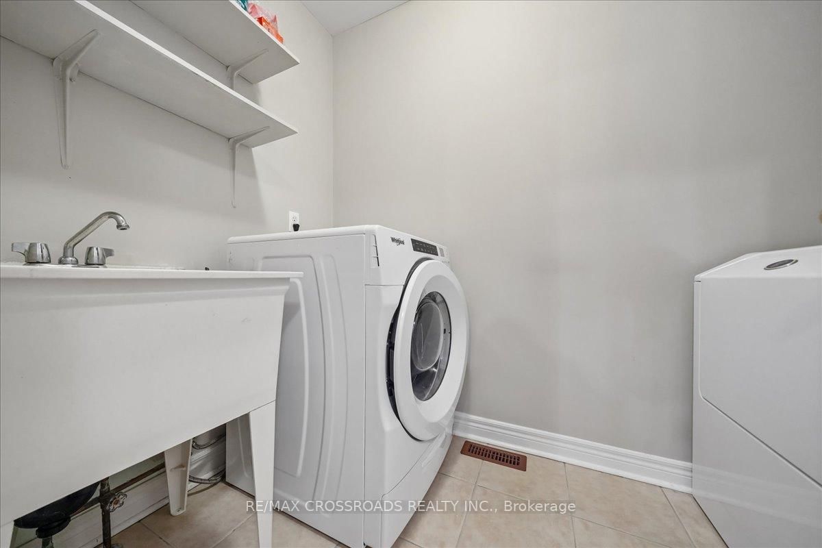 Detached House for sale at 11 Cottingham Street, Markham, Ontario, L6C 2V3 - Berczy - MLS: N13013376