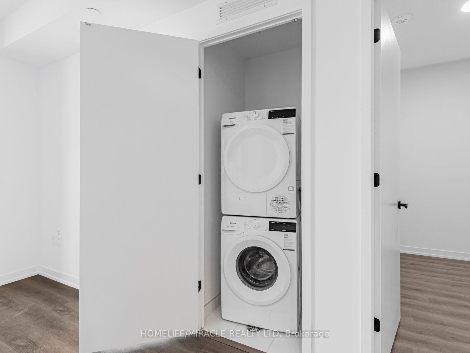 28 INTERCHANGE Way, Unit 2009 - Photo 12