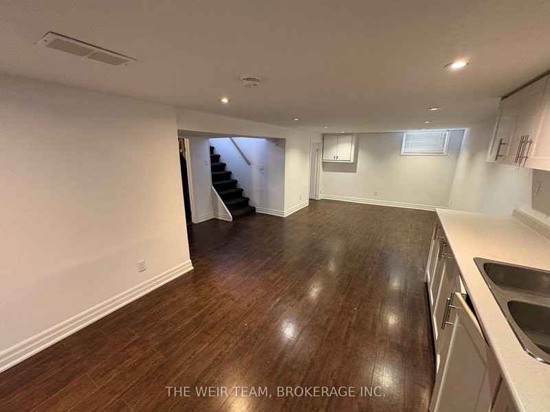 Lower - 18 Grandview Ave, Markham, L3T 1G8 | Image 3