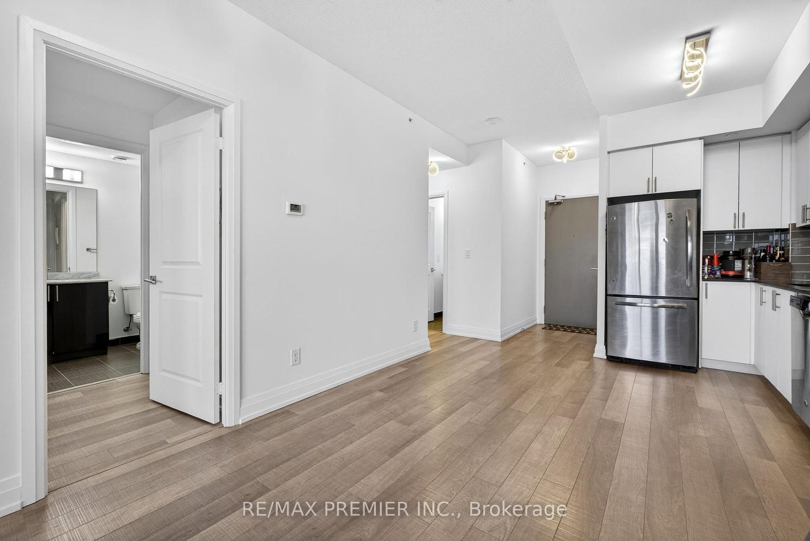 7167 Yonge Street, Unit 608 - Photo 6