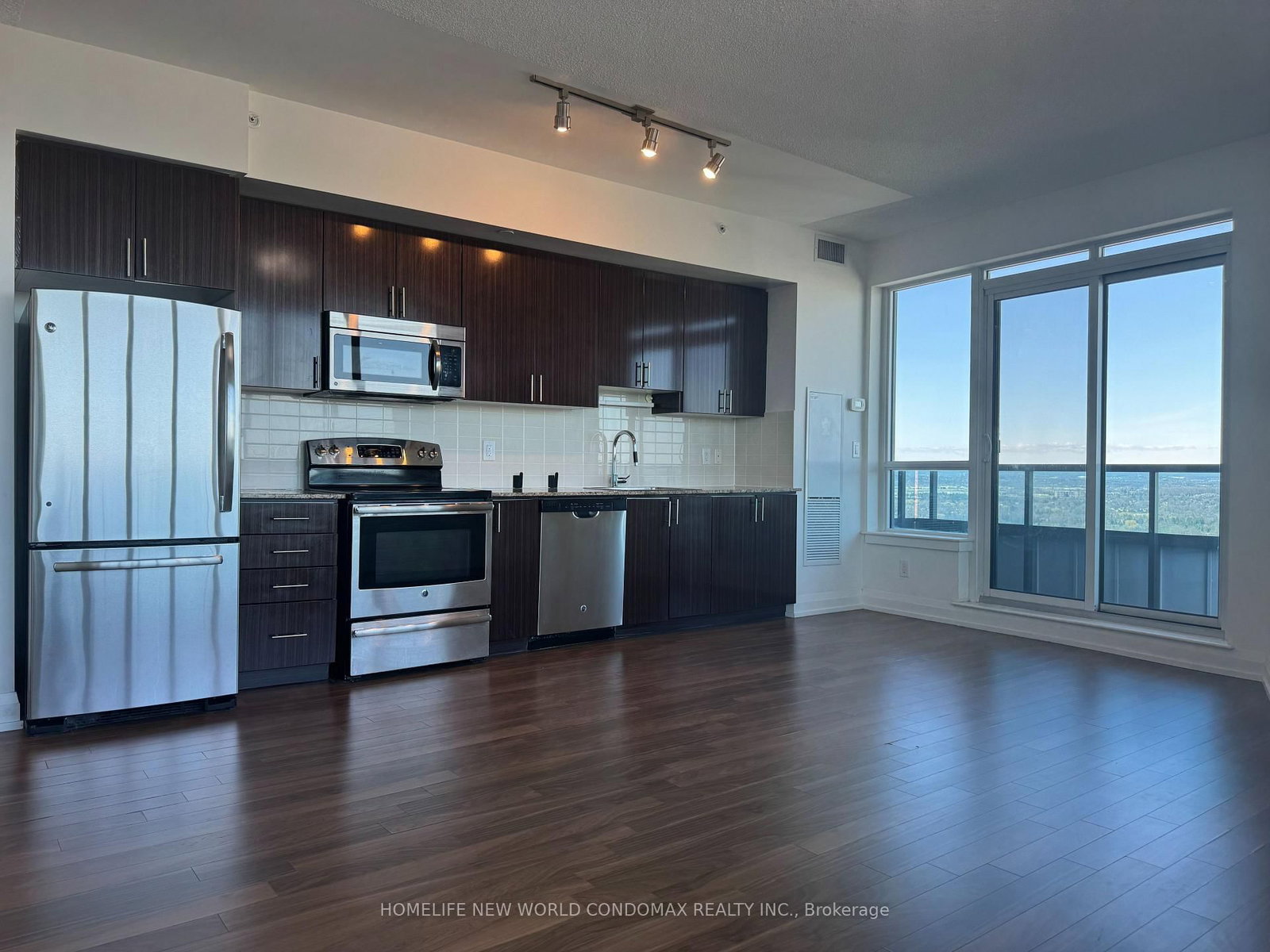 7161 Yonge Street, Unit Lph1-15 - Photo 12