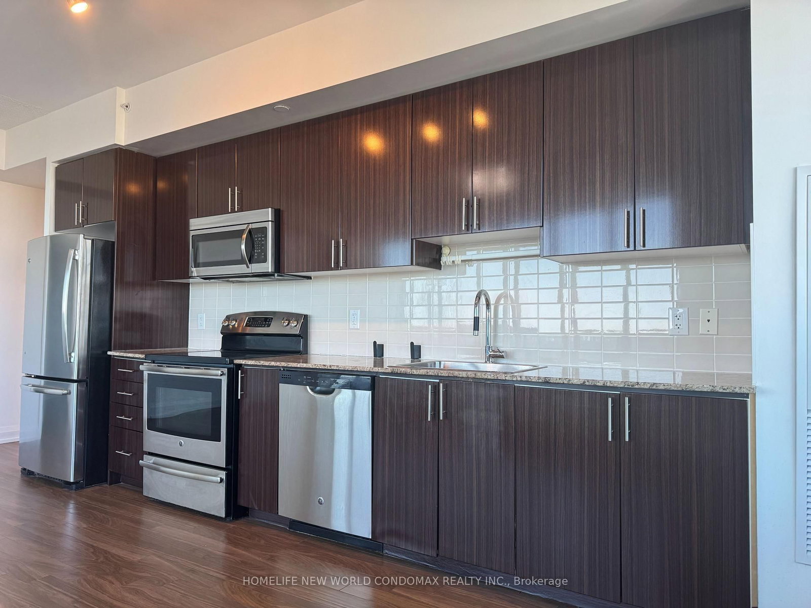 7161 Yonge Street, Unit Lph1-15 - Photo 13