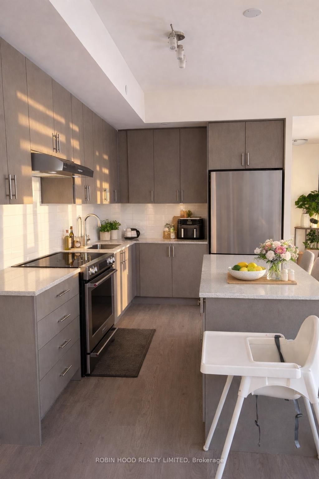 8960 Jane Street, Unit 814 - Photo 6