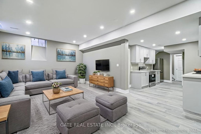 565 Mcgregor Farm Tr, Newmarket, L3X 1C1 | Image 2