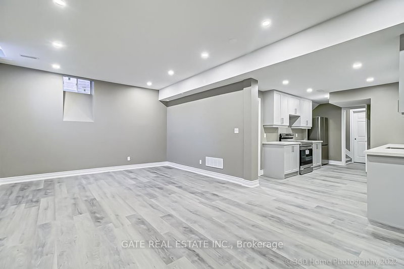 565 Mcgregor Farm Tr, Newmarket, L3X 1C1 | Image 3