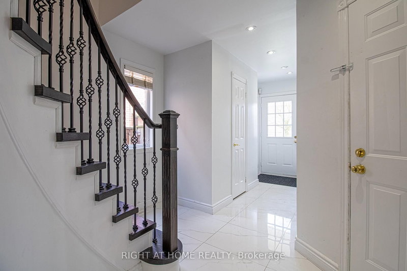 24 forestside Rd, Richmond Hill, L4C 9V2 | Image 3