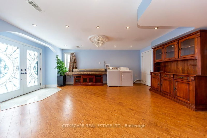 BSMT - 136 Manley Ave, Whitchurch-Stouffville, L4A 0C5 | Image 2