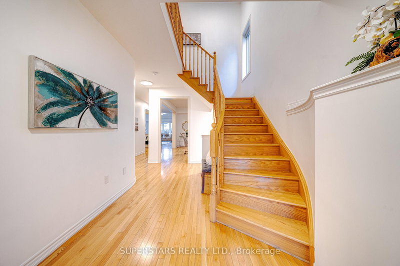 8 Kavanagh Ave, East Gwillimbury, L9N 0P6 | Image 3