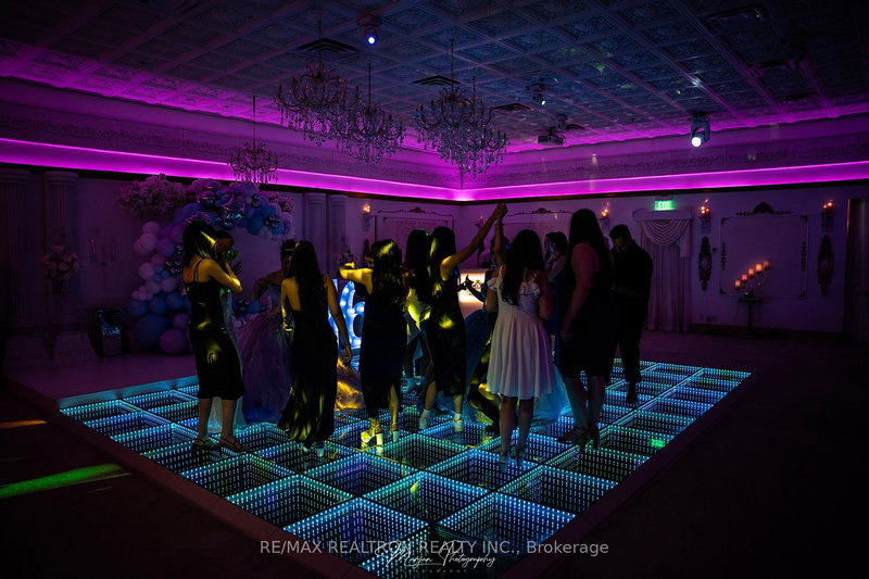 9625 Yonge St, Richmond Hill, L4C 5T2 | Image 2