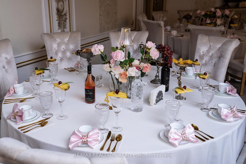 9625 Yonge St, Richmond Hill, L4C 5T2 | Image 3