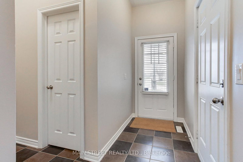 42 Courtland Cres, Newmarket, L9N 0A9 | Image 2