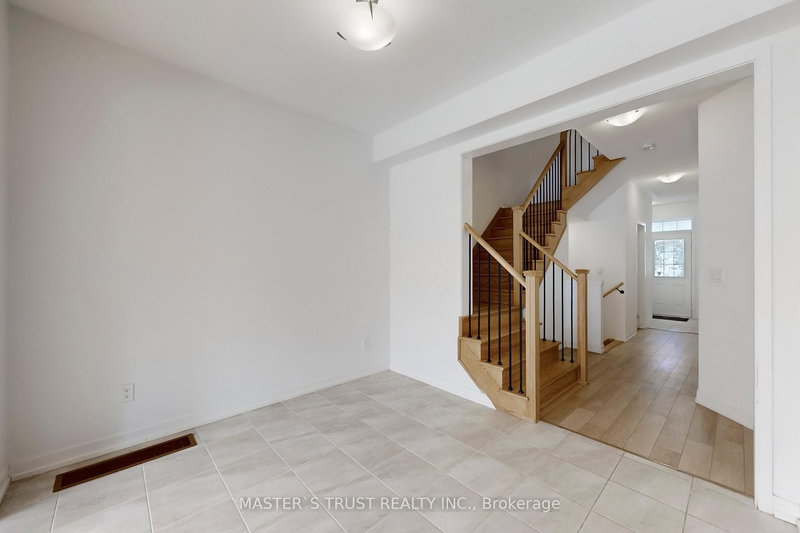 208 Harding Park St, Newmarket, L3Y 0E3 | Image 3