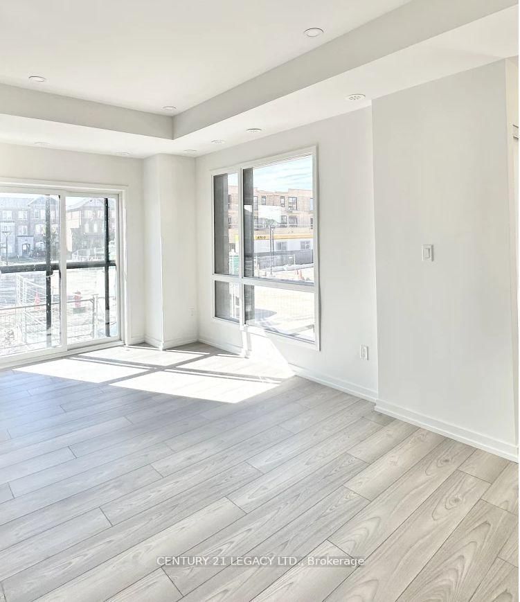 16 - 26 Lytham Green Circ, Newmarket, L3Y 0H5 | Image 3