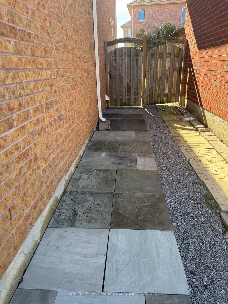 71 holly dr Dr, Richmond Hill, L4S 2S4 | Image 2