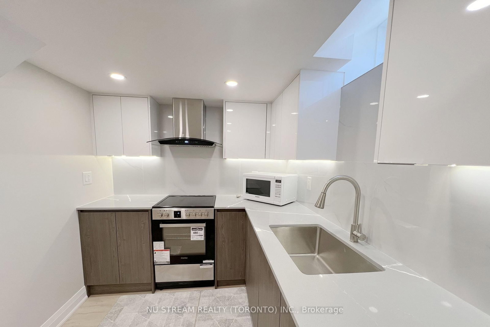 7 Russell wice Avenue, Unit Main+basement - Photo 13