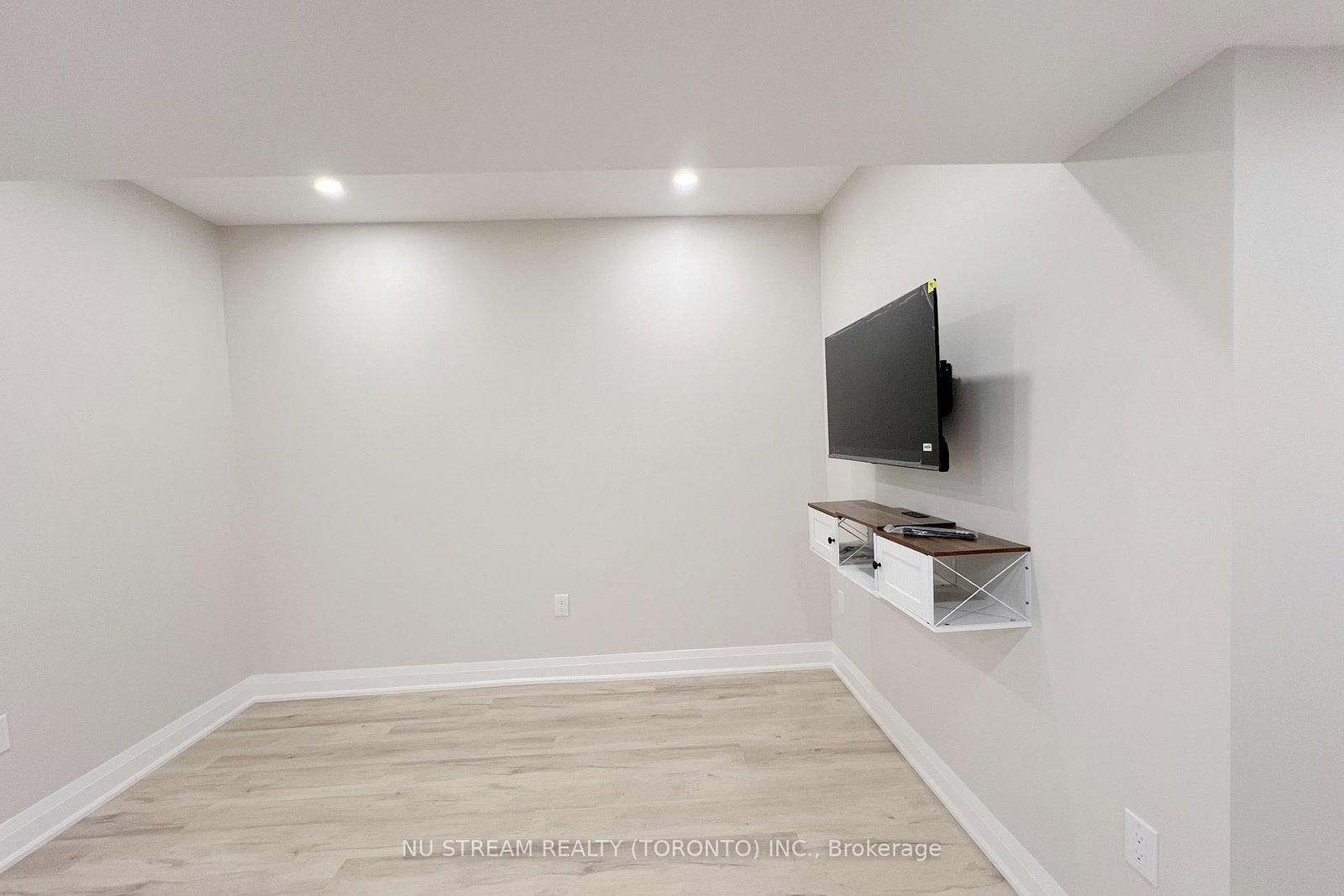 7 Russell wice Avenue, Unit Main+basement - Photo 17