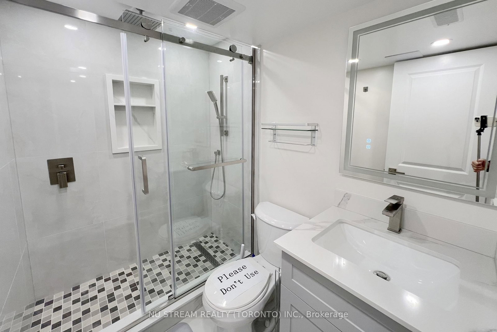 7 Russell wice Avenue, Unit Main+basement - Photo 18