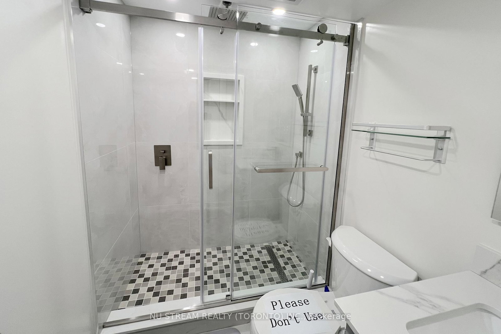 7 Russell wice Avenue, Unit Main+basement - Photo 19