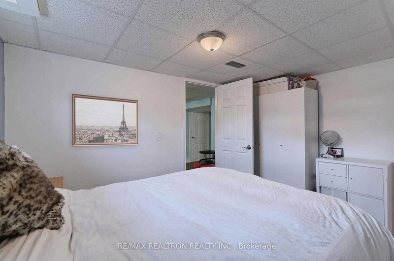 Lower - 330 Gells Rd, Richmond Hill, L4C 3A6 | Image 3