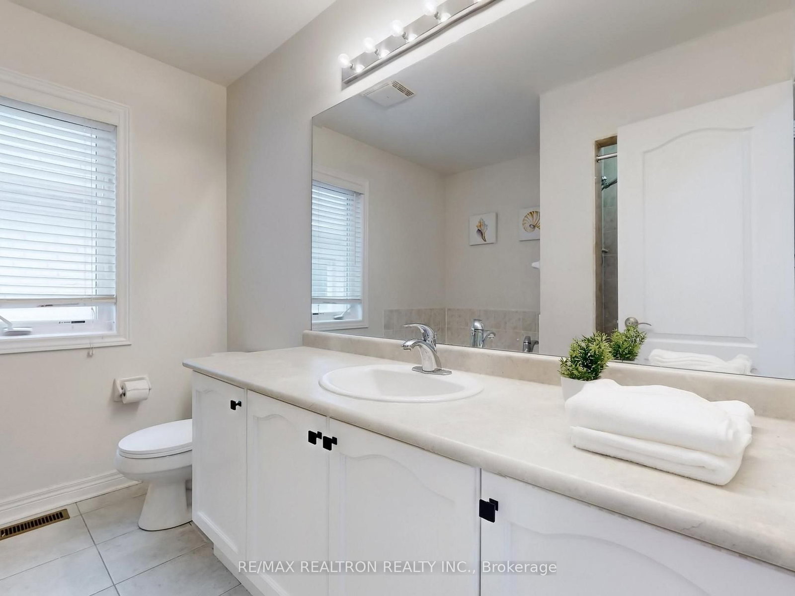 Semi-Detached House for sale at 44 Westolivia Trail, Vaughan, Ontario, L4J 0C1 - Patterson - MLS: N13018062