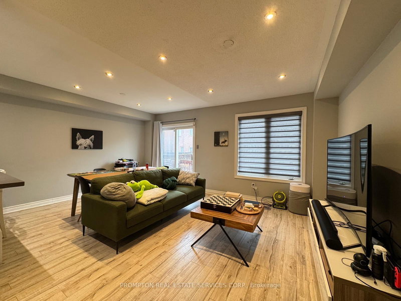 154 Amulet Cres, Richmond Hill, L4S 2T5 | Image 2