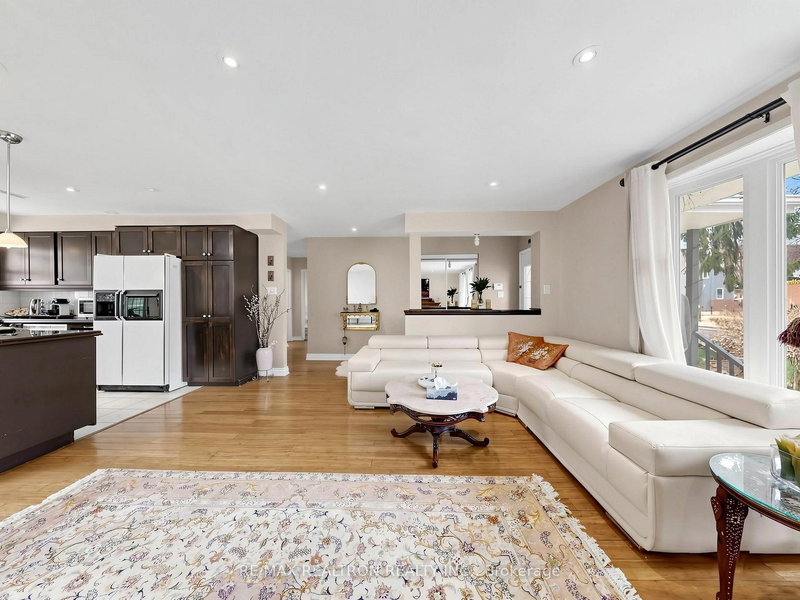 30 Bedford Park Ave, Richmond Hill, L4C 2N8 | Image 2