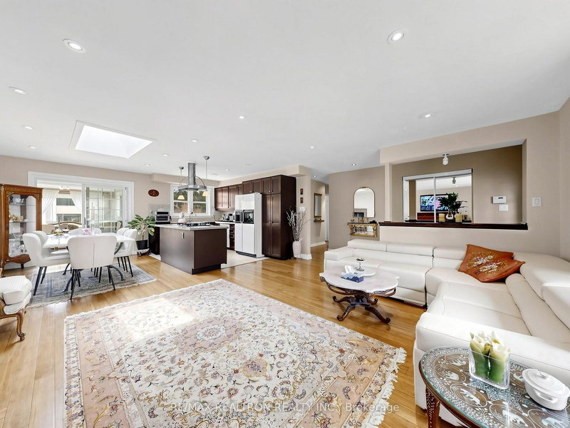 30 Bedford Park Ave, Richmond Hill, L4C 2N8 | Image 3