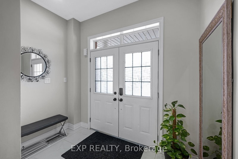 565 Foxcroft Blvd, Newmarket, L3X 3L6 | Image 2