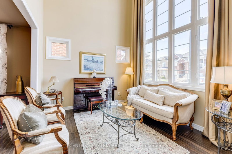 23 Weslock Cres, Aurora, L4G 7Y9 | Image 3