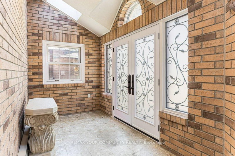 21 Millbrook Gate, Markham, L3R 9C8 | Image 3