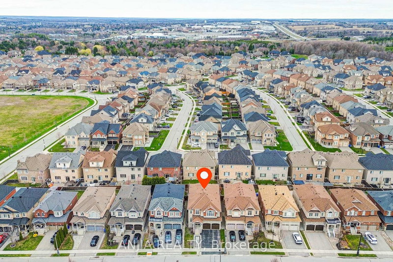 1165 Blencowe Cres, Newmarket, L3X 0A9 | Image 2